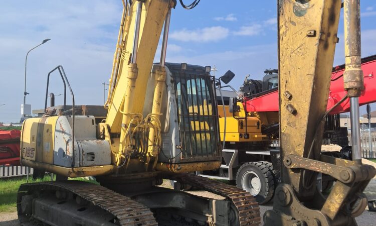 New Holland E165